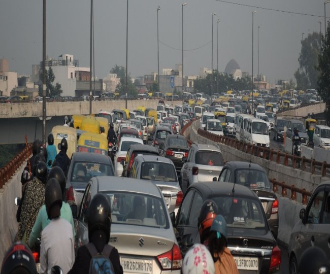 Pics दिल्ली मेें कई मुख्य मार्गों पर लगा भीषण जाम, परेशानी से बचने के